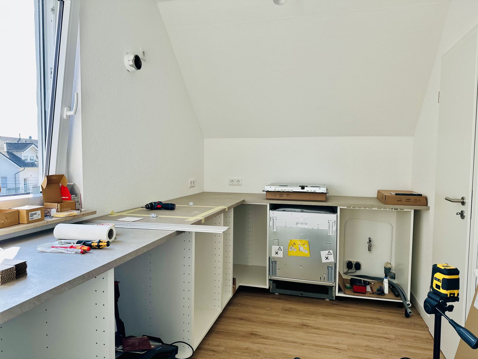 Montagearbeiten in einer Dachgeschosswohnung während der Küchenmontage