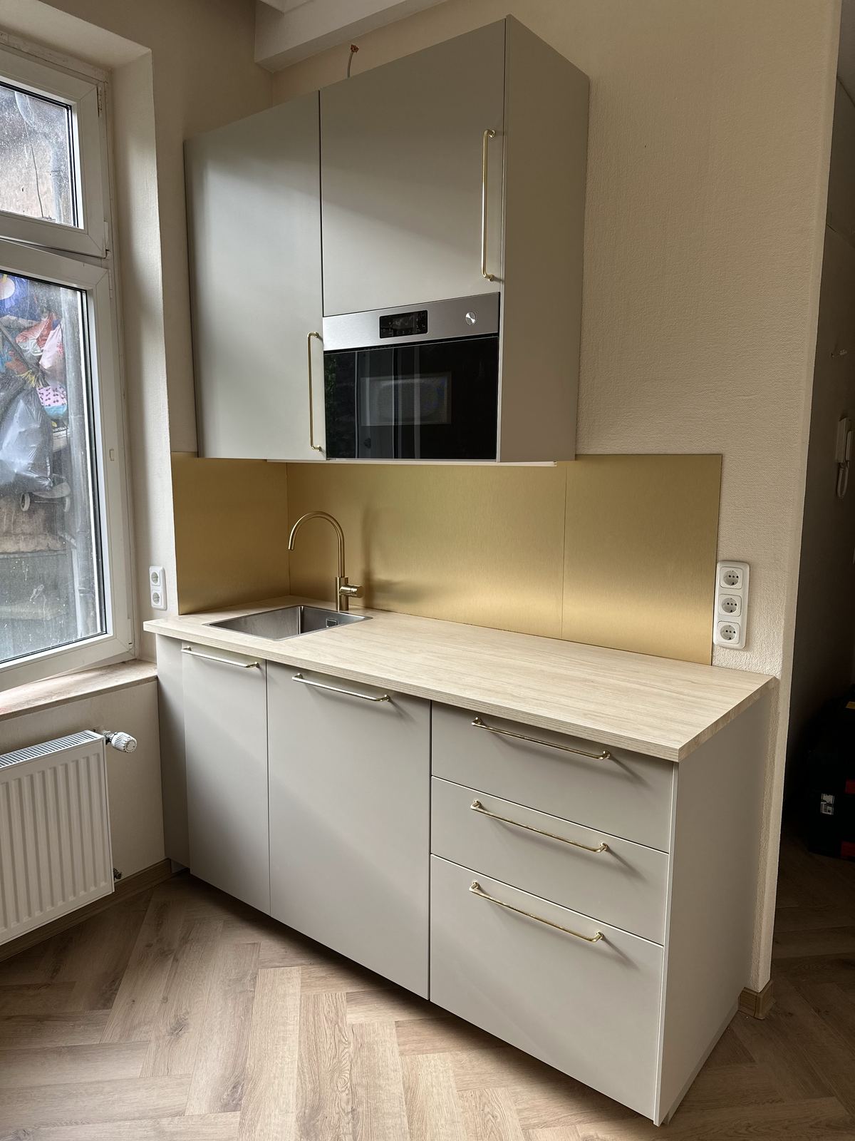 Küche mit goldener Rückwand